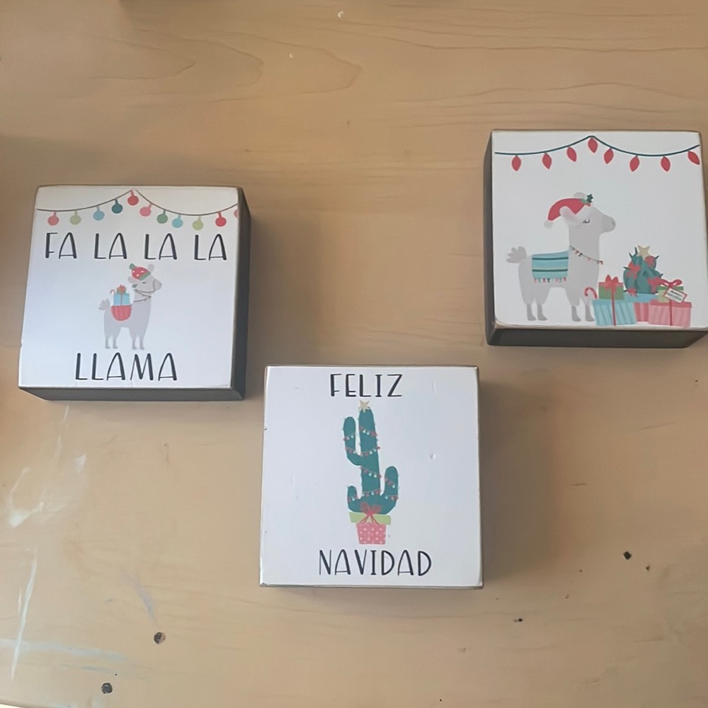 These Llama Christmas decorations are so cute and festive!